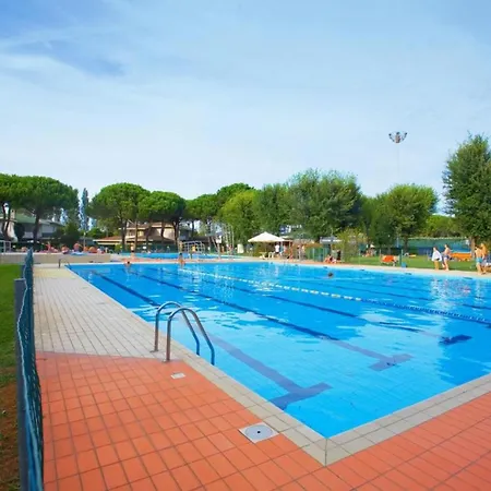Terraced House In A With A Pool Μπιμπιόνε